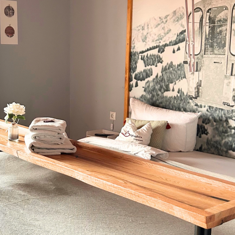 Geräumiges Doppelzimmer mit luxuriösen Boxspringbetten auf Sterneniveau im Hotel Berghupferl-Alm in Flintsbach am Inn Landkreis Rosenheim