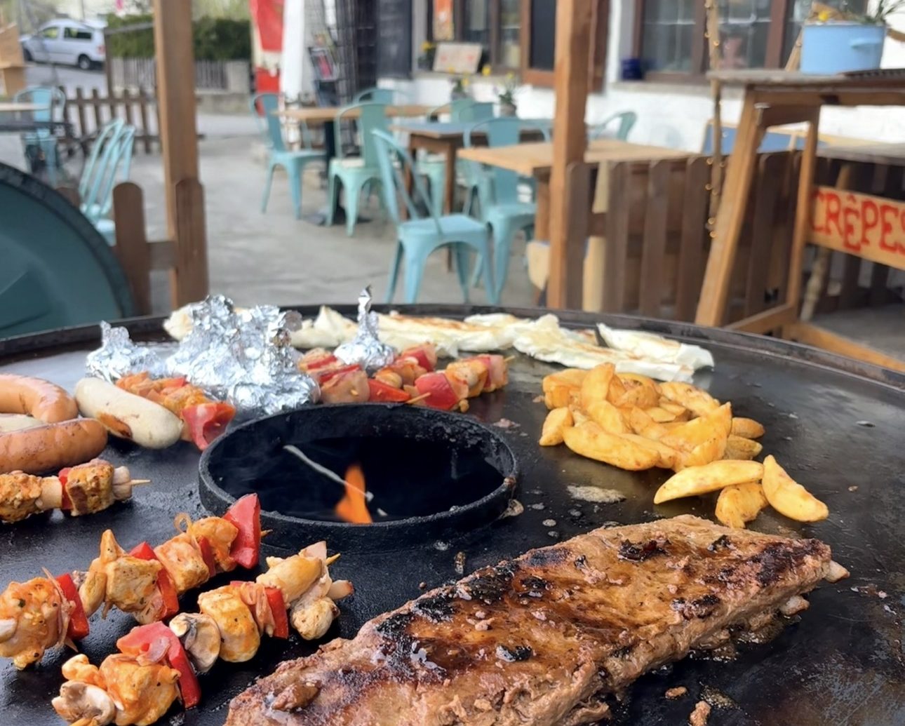 Uriges Grillen am offenen Feuerring – Outdoor-BBQ für Hotelgäste im Wander- und MTB-Paradies