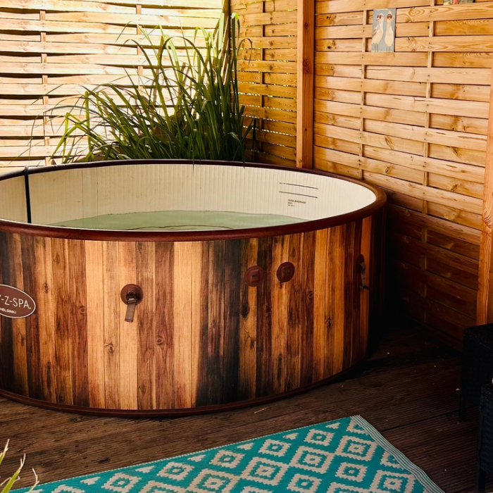 Whirlpool im Wellnessbereich des Hotels Berghupferl-Alm in Flintsbach am Inn – ideal zur Entspannung nach dem Sport