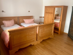 Kinderzimmer in der Ferienwohnung im Hotel Berghupferl-Alm in Flintsbach – familienfreundliche Unterkunft für den Urlaub mit Kindern