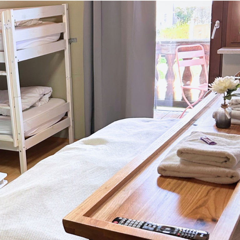 Mehrbettzimmer mit bequemen Boxspringbetten auf Sterneniveau im bayerischen Hotel mit ♡ – perfekt für Wandergruppen im Raum Rosenheim