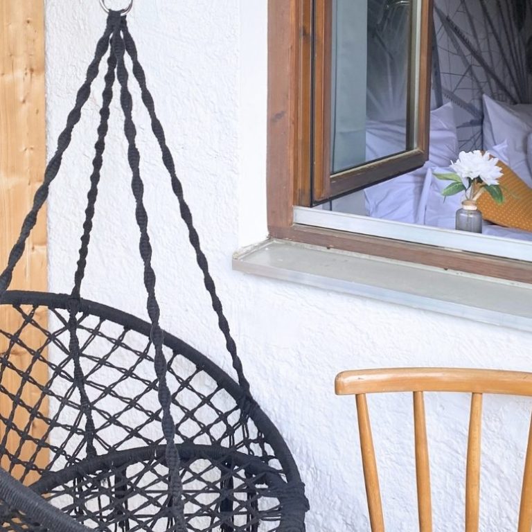 Einzelzimmer im zentralen Hotel mit ♡, fußläufig zum Bahnhof und Seebad – ideal für unabhängige Urlauber