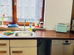 Voll ausgestattete, moderne Küche in der Ferienwohnung im Hotel Berghupferl-Alm im Inntal – ideal für Selbstversorger