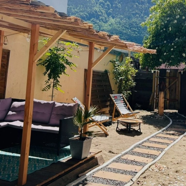 Beach-Lounge zur Entspannung nach dem Wandern und MTB im bayerischen Hotel Berghupferl-Alm in Flintsbach am Inn